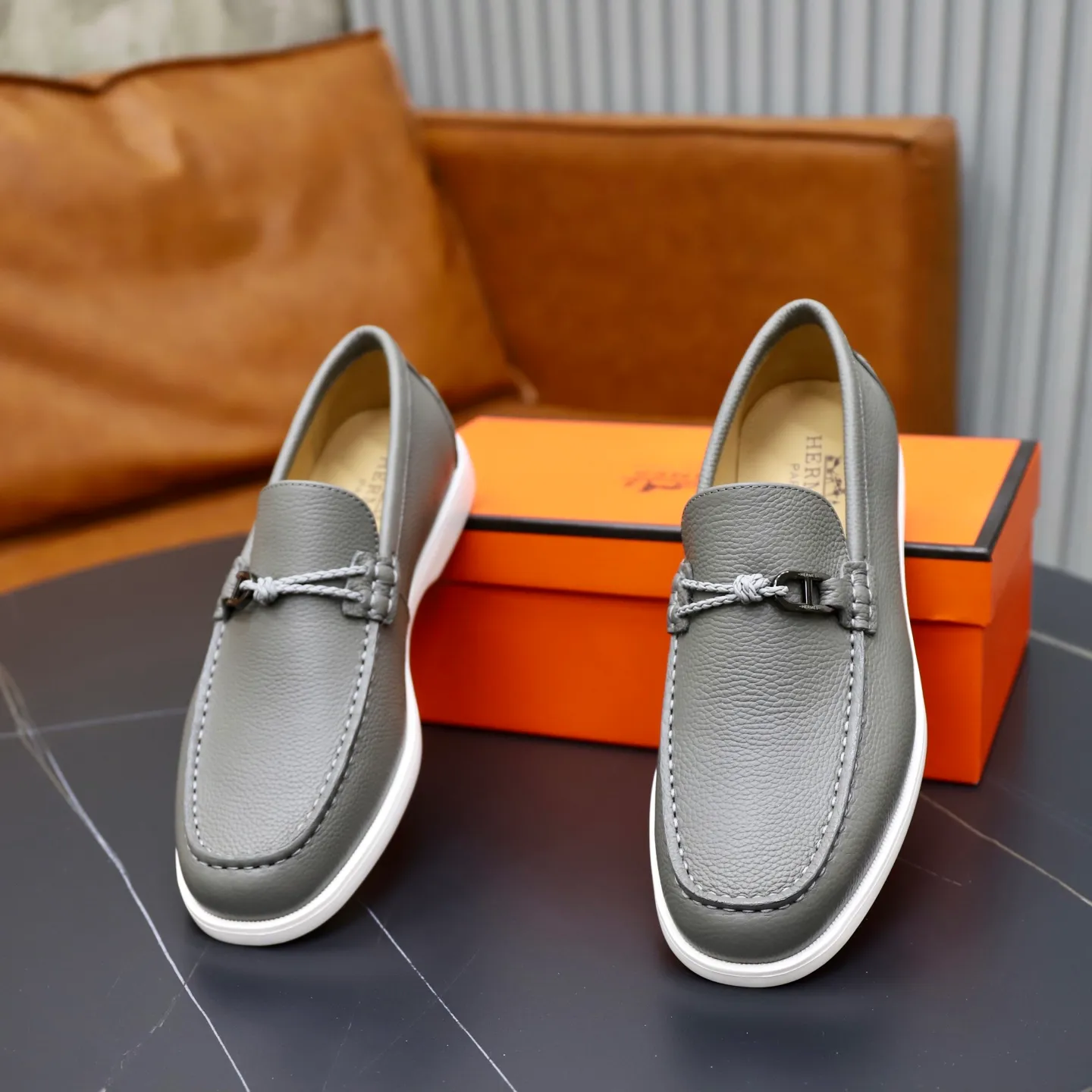 Ex-factory price: 560💰Hermès/Hermès slip-on men's shoes. This shoe is made of imported pebbled cowhide. It has simple and smooth lines and is combined with aerodynamically designed 3CM rubber foam ultra-light soles! Youthful and fashionable, classic H-shaped hardware buckle decoration, calf lining gently wraps the feet, with logo cowhide feet, casual and urban style, highlighting youthful vitality, sports and leisure version, super versatile, code number: 38-39-40-41-42-43-44 standard leather shoe size (45 can be customized but does not support returns)